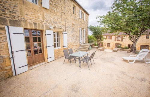 Marquay House | Character gîtes in old farmhouse, swimming pool (6-8personnes) in wooded grounds
