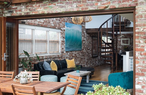 South Fremantle House | Character Loft House- walk to the beach and cafes