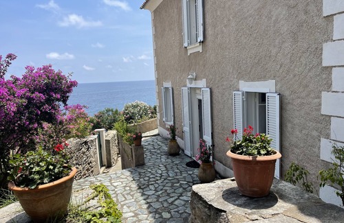 Erbalunga Villa | Character villa - seaside - beach - garden with trees - village postcard