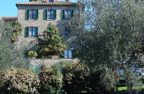 Tuoro sul Trasimeno Villa | Characteristic rustic-style cottage near the town center and the lake.
