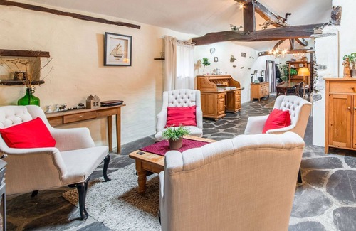 Cherain House | Characteristic holiday home with balcony
