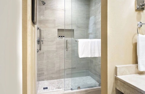 Charleston Historic District Hotel | Charleston King Charm: Planter Inn Room, Near Vibrant King Street District