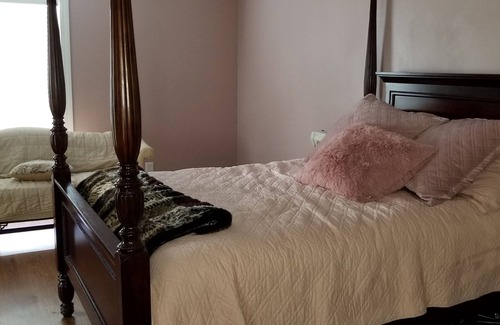 Charleston Other | Charleston Manor -Large farmhouse sleeps 8 and pet friendly.
