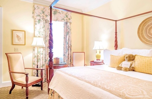 Charleston Historic District Hotel | Charleston's Urban Retreat: Refined Comfort in a Historic Setting