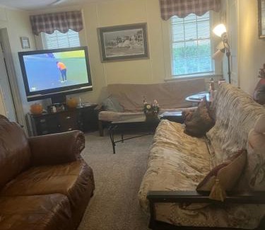 Rosewood Apartment | Charleston, SC themed - PRIVATE 1 QUEEN BED 1 BATH APARTMENT 2 FUTONS THAT FOLD OUT FLAT TO SLEEP ON & LEATHER LOVE SEAT GAS LOGS IN LIVING ROOM FULL KITCHEN POKER BUMPER POOL TABLE CONVENIENTLY LOCATED IN COLUMBIA SOUTH CAROLINA 1 QUEEN BED & 2 SOFA BEDS