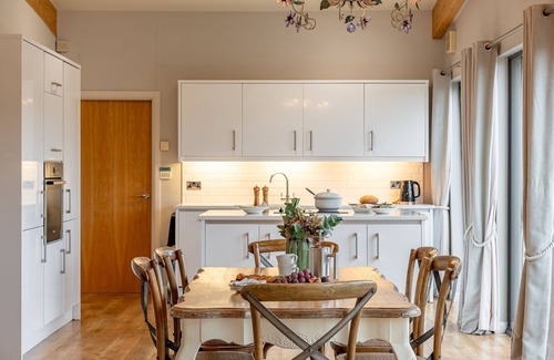 Richmond Cottage | Charlie - a lodge that sleeps 6 guests in 3 bedrooms