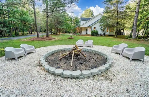 Mint Hill House | Charlotte Area Getaway Retreat & Event Venue Weddings & More in Mint Hill