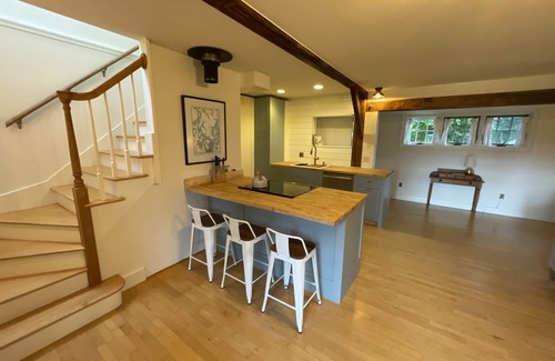 Charlotte Apartment | Charlotte village: full kitchen, king bed, views!