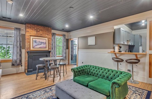 Savannah Victorian District Apartment | Charm & Champagne Lore, Dueling Sisters Inn, Cozy and comfortable, Downtown