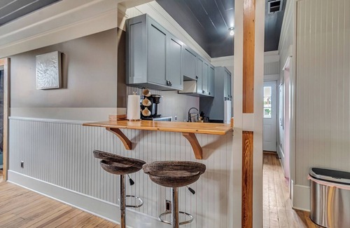 Savannah Victorian District Apartment | Charm & Champagne Lore, Dueling Sisters Inn, Cozy and comfortable, Downtown