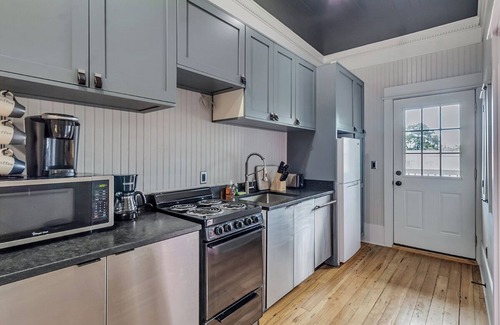 Savannah Victorian District Apartment | Charm & Champagne Lore, Dueling Sisters Inn, Cozy and comfortable, Downtown