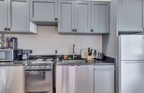 Savannah Victorian District Apartment | Charm & Champagne Lore, Dueling Sisters Inn, Cozy and comfortable, Downtown