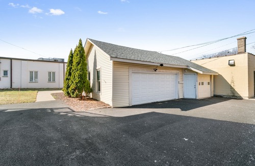 Libertyville House | Charm & Convenience, Walk to Downtown