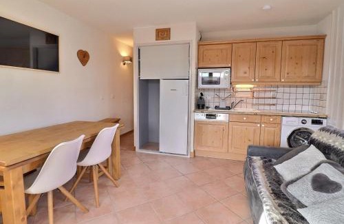 Les Allues Apartment | Charmant 2 Pièces Cabine aux Allues - Résidence Calme avec Wifi - Proche Pistes et Commerces - FR-1-182-251