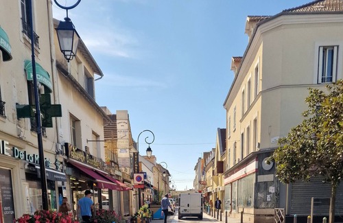 Les Mureaux Apartment | Charmant Appartement en Plein Centre Ville à 250m de la Gare 30mn de Paris