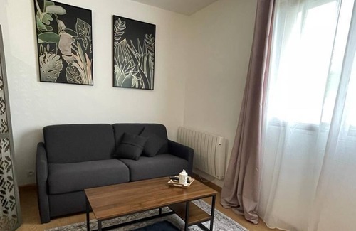 Les Mureaux Apartment | Charmant Appartement en Plein Centre Ville à 250m de la Gare 30mn de Paris