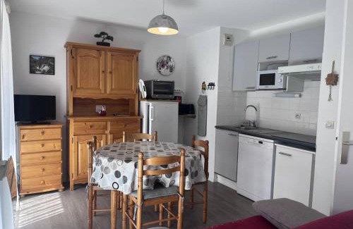 Cauterets Apartment | Charmant appartement à Cauterets avec balcon et parking privé - FR-1-812-30