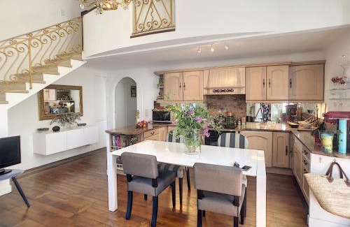 La Croix des Gardes Apartment | Charmant appartement en duplex 288L