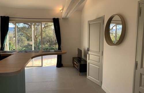 Cogolin Apartment | Charmant Appartement T2 à Louer au Coeur des Vignes