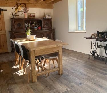 Montserie House | Charmant corps de ferme à la montagne.