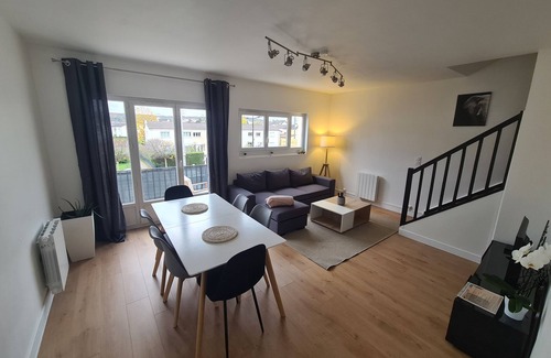 Villepreux Apartment | Charmant Duplex Avec Grande Terrasse en Cœur de Ville, Proche Gare et Commerces