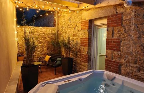 Guingamp Apartment | Charmant Duplex avec jacuzzi Guingamp centre