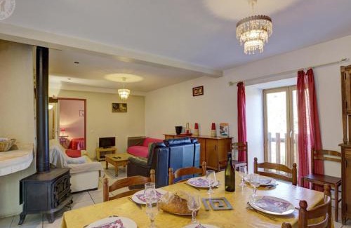 La Terrasse-sur-Dorlay House | Charmant Gîte avec Parking et Animaux Acceptés au Parc Pilat - FR-1-496-70