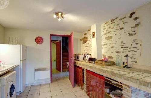 La Terrasse-sur-Dorlay House | Charmant Gîte avec Parking et Animaux Acceptés au Parc Pilat - FR-1-496-70