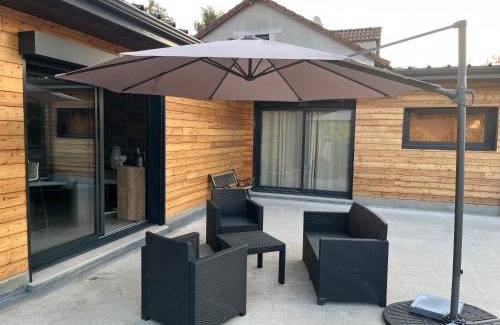 Arpajon-sur-Cere Apartment | Charmant logement avec terrasse et parking sécurisé
