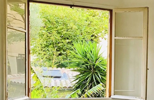 Le Pharo Apartment | Charmant, lumineux, sans vis à vis, proche plages. nUn havre de paix central.