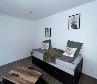 Elancourt Village Apartment | Charmant studio au bord du lac d’Elancourt village