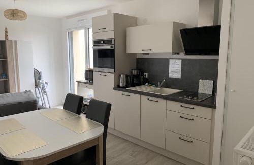 Fort-Mahon-Plage Apartment | Charmant T2 en centre-ville avec balcon, parking privé et équipements bébé à Fort-Mahon-Plage - FR-1-482-99