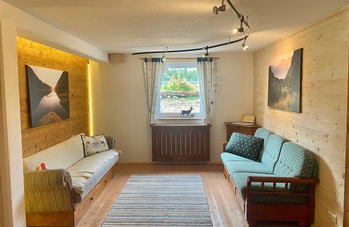 Saaldorf-Surheim Apartment | Charmante Ferienwohnung Handweberei mit Garten und Liegewiese, Wlan, 130 qm, Parkplatz