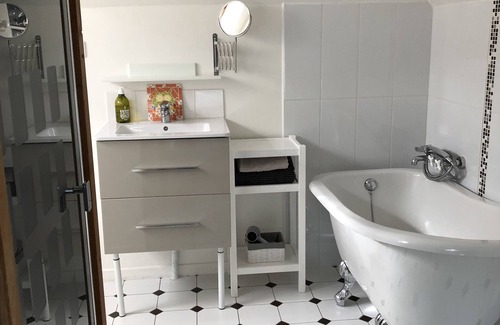 Dinan House | Charmante Maison à Colombage Avec Jardinet en Plein Centre Ville Historique