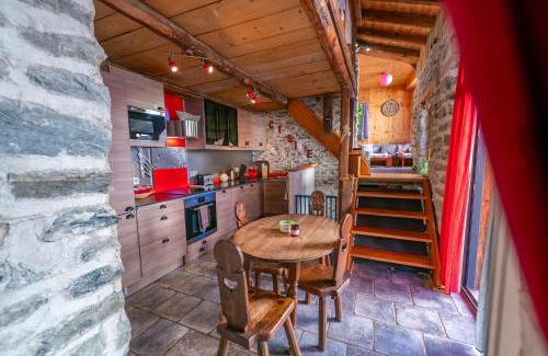 Aiguilles Apartment | Charmante maison en pierre du Queyras - espace et luminosité