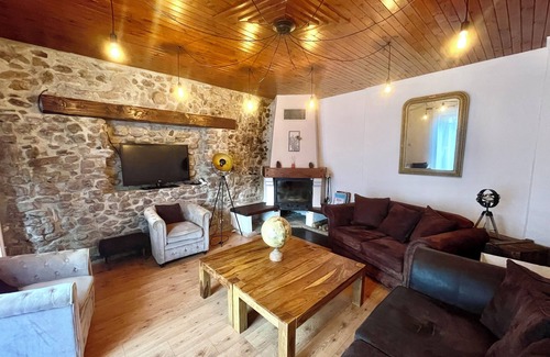 Annonay House | Charmante Maison en Pierre Chaleureuse, au Centre D'un Hameau Calme