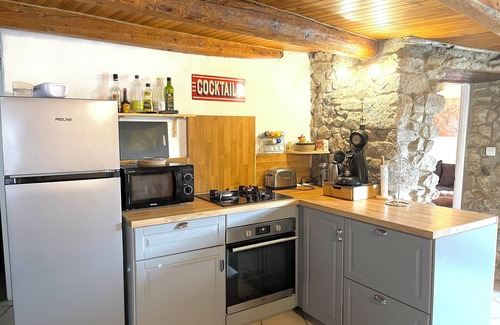 Annonay House | Charmante Maison en Pierre Chaleureuse, au Centre D'un Hameau Calme