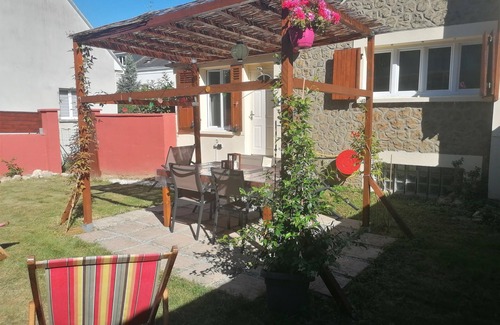 Etampes House | Charmante Maisonnette et son Petit Coin de Verdure