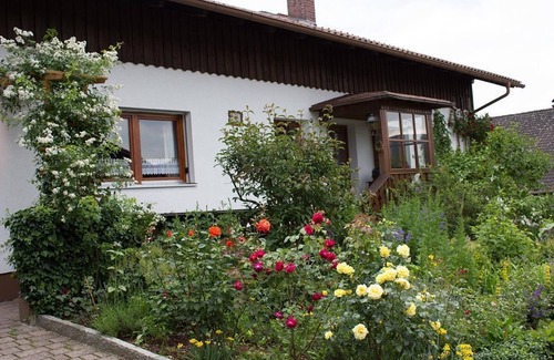 Ginselsried Apartment | Charmante UG-Wohnung mit Loggia und WLAN im Herzen des Bayerischen Waldes