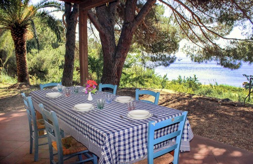 Mola Villa | Charmante Villa 50 m vom Meer entfernt, mit Garten. Vier Gäste.