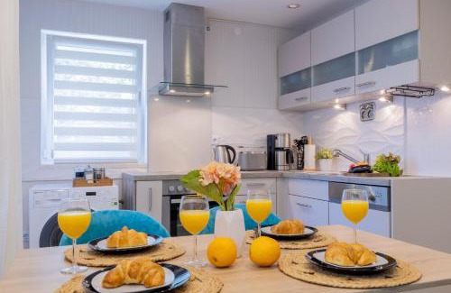 Heiligenwald Apartment | Charmantes Design-Apartment in Schiffweiler - Self-Check-in - 2 Parkplätze - WLAN - Balkon mit Gartenzugang - private Terrasse -ruhig gelegen - Nähe See & Wald - bis 4 Pers