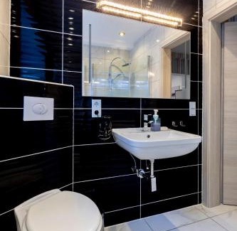 Heiligenwald Apartment | Charmantes Design-Apartment in Schiffweiler - Self-Check-in - 2 Parkplätze - WLAN - Balkon mit Gartenzugang - private Terrasse -ruhig gelegen - Nähe See & Wald - bis 4 Pers