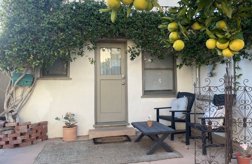 Northwest San Pedro Cottage | CharmCrashpad.Prkg.MinimialEssentials!