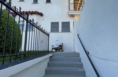 Northwest San Pedro Cottage | CharmCrashpad.Prkg.MinimialEssentials!
