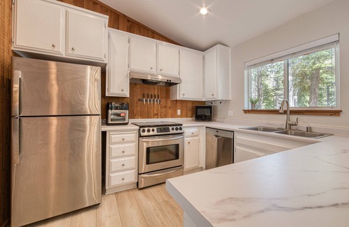 Truckee House | Charmed Cabin at Tahoe Donner by Tahoe Getaways - 2BR w/HOA Access