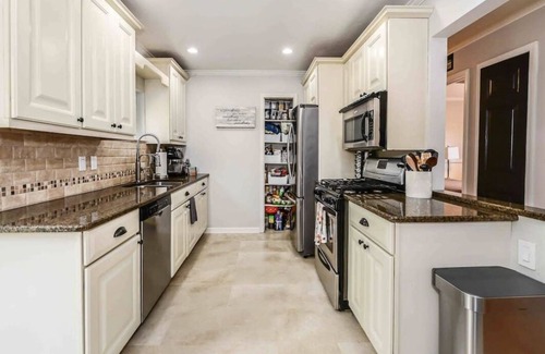 Milford House | Charming 4 Bedroom Close to Downtown
