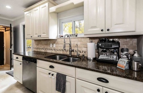 Milford House | Charming 4 Bedroom Close to Downtown