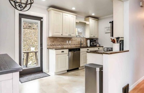 Milford House | Charming 4 Bedroom Close to Downtown