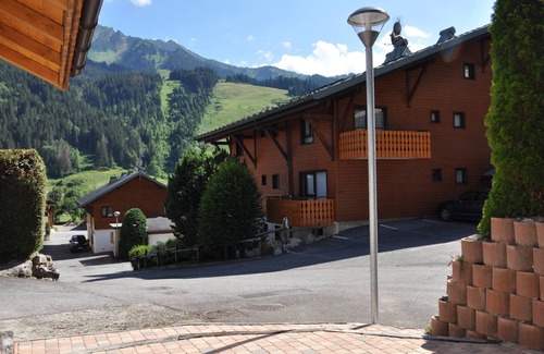 La Chapelle-d'Abondance Apartment | Charming 3-Room Chalet with South-Facing Terrace, Parking, and Mountain Views