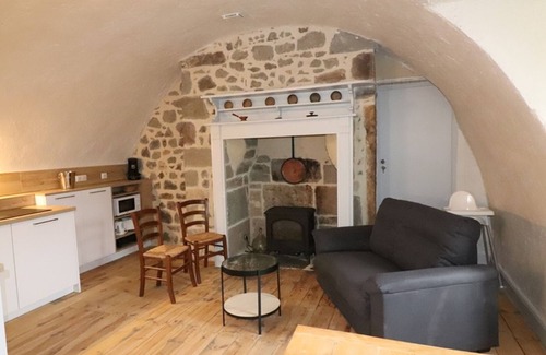 Saint-Jacques-des-Blats Cottage | Charming 1840 Cottage at Puy Griou's Foot, Near Ski & Medieval Towns, Fully Renovated